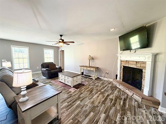 4th image of 3011 Wood Rd
