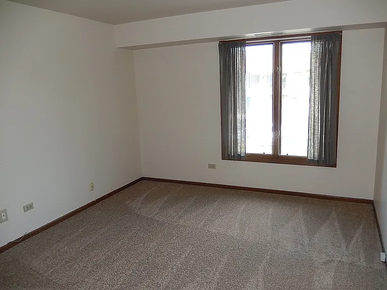 805 Oakton St — Photo 16