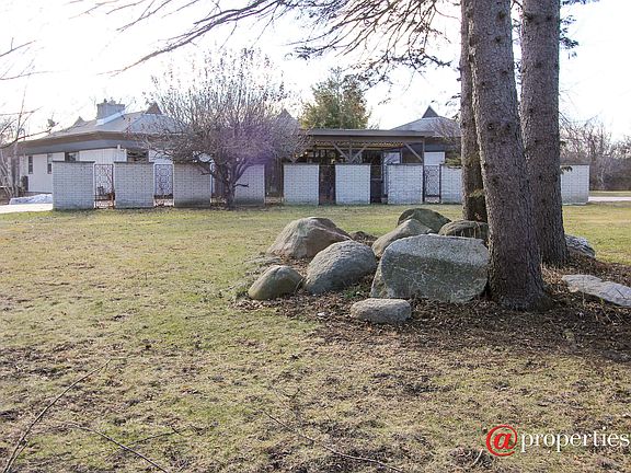 270 sq' Foyer with Double Door Entry