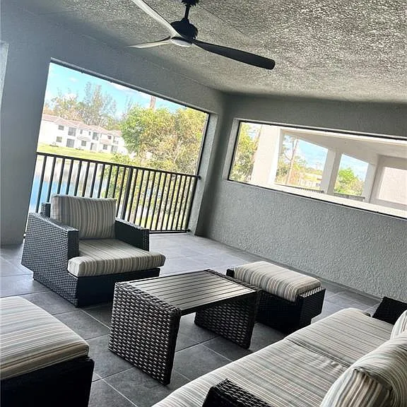 Second floor large screened lanai