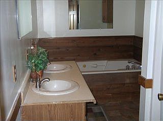 3rd image of 528 Crescent Dr