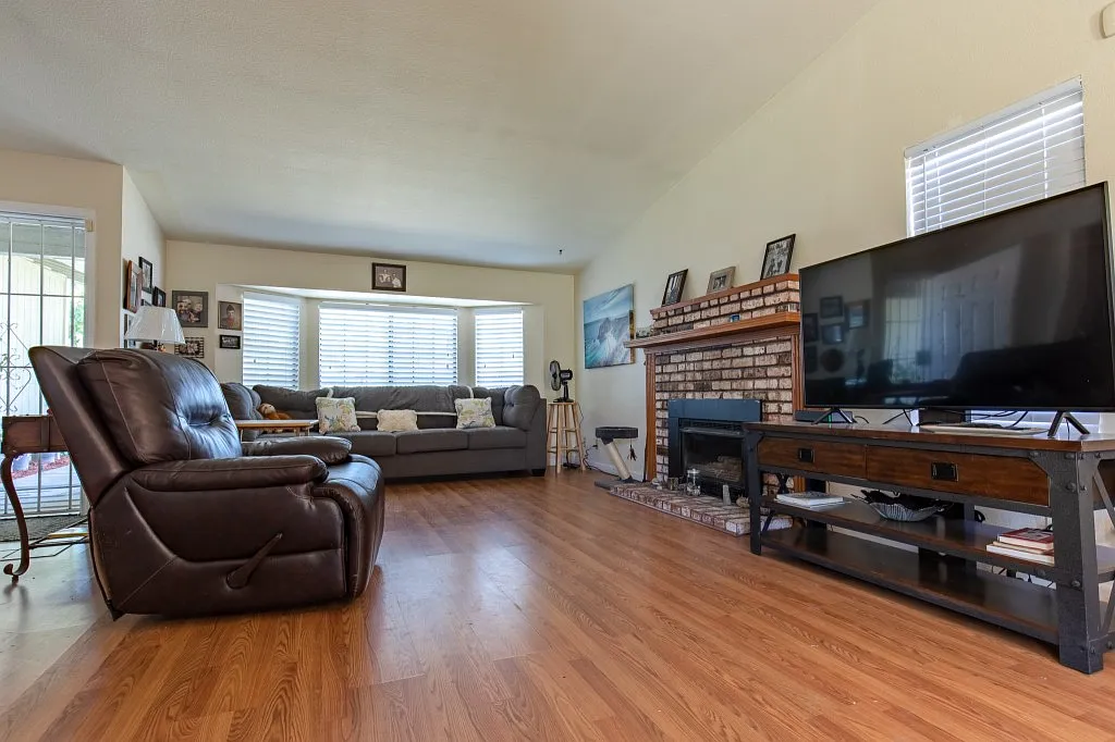 6646 Kenora St photo 1