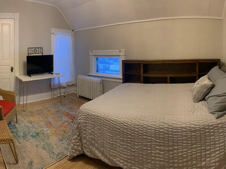 3rd bedroom upstairs w/TV in room