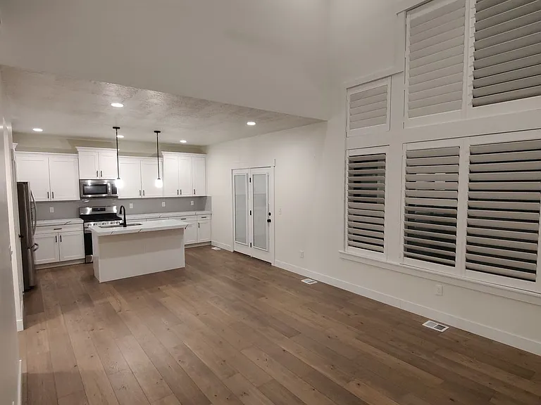 682 E Benbrook Ln — Photo 3