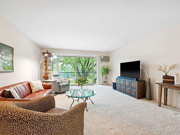 4th image of 4401 Parklawn Ave APT 201-W