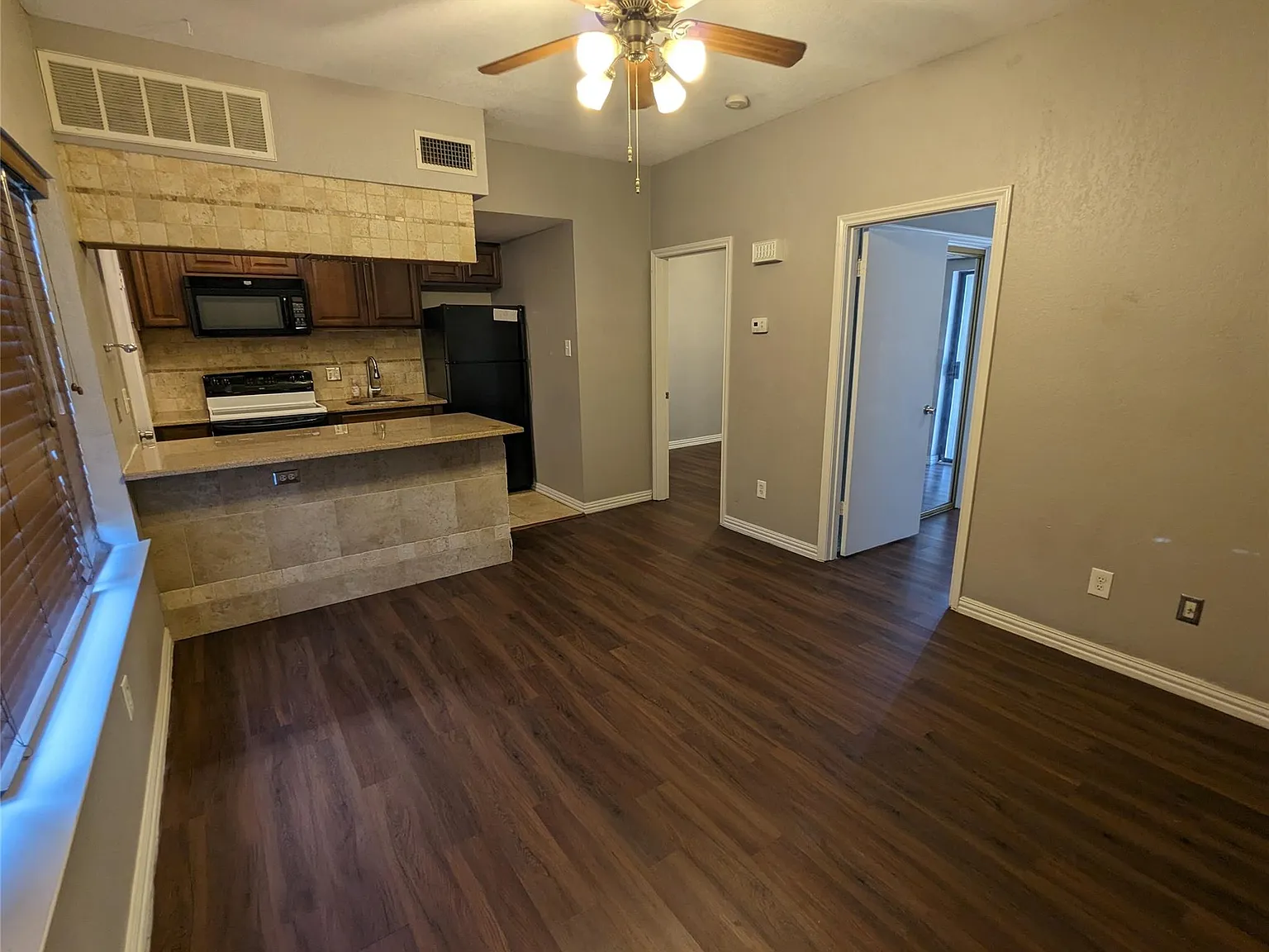 2 bed, 2.0 bath, 554 sqft, $1,595 — Photo 2