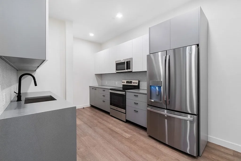 2 bed, 2.0 bath, 946 sqft, $3,400 — Photo 1