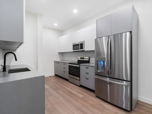 2 Derby Sq #302, Salem, MA 01970