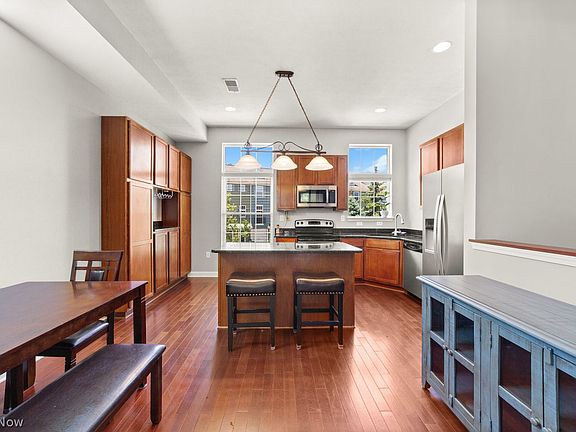 3rd image of 16 Grandview Dr