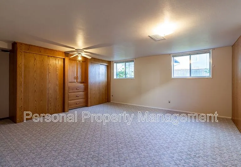 219 W 31st St — Photo 12