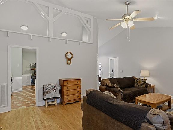 5th image of 6 Hickory Knoll Ct