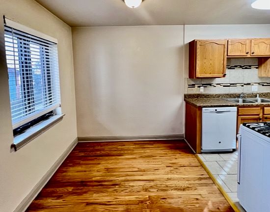 4th image of 215 E Bayaud Ave