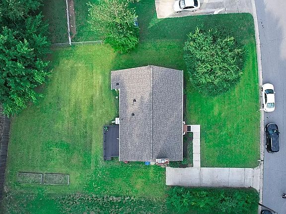 2nd image of 725 E Cardinal Dr