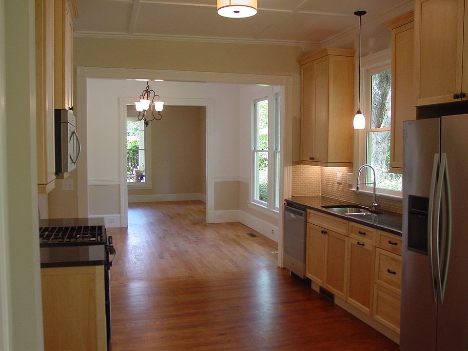 2nd image of 225 W Tryon St