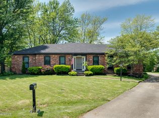 302 Chertsey Ct, Douglass Hills, KY 40243