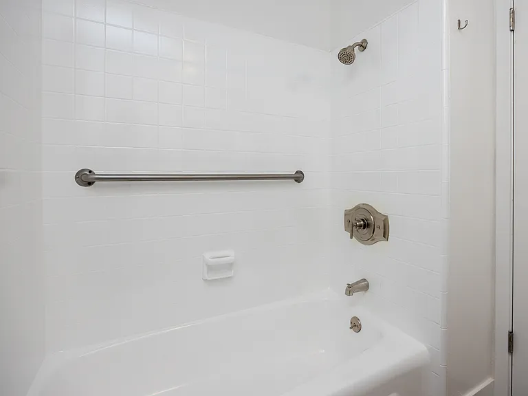 Euclid Place Apartments — Photo 6