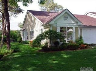 12 Douglaston Ct, Ridge, NY 11961