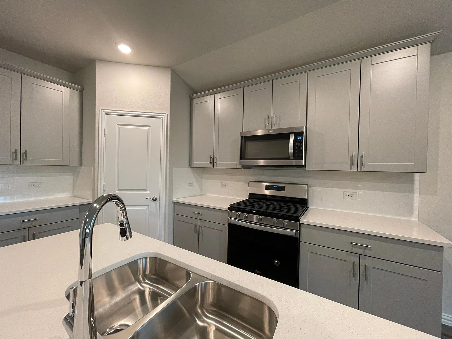 4 bed, 2059 sqft, $2,600 — Photo 4