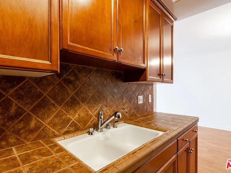 2335 S Bentley Ave #104 — Photo 24