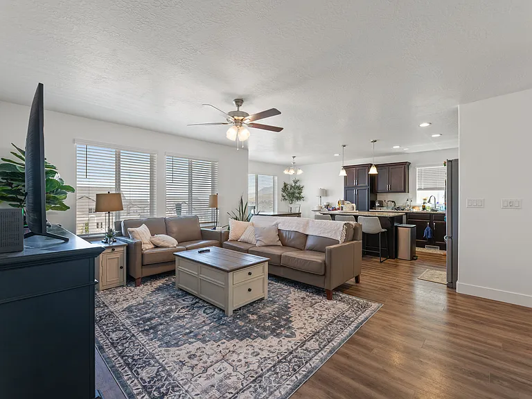 932 N Olson Dr — Photo 15