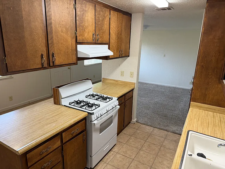 3604 Hemlock Ave — Photo 3