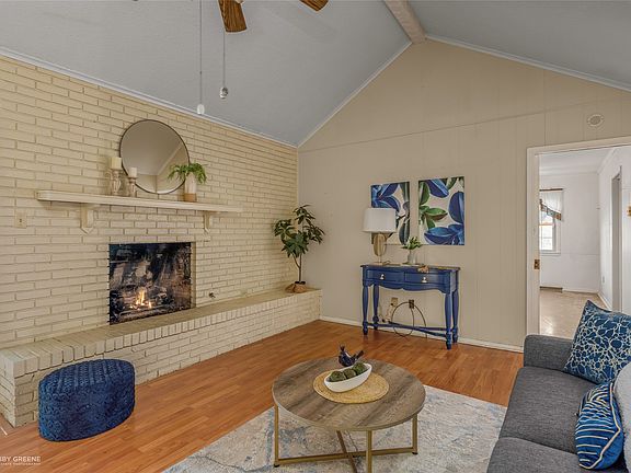 2nd image of 400 Plaza Cir