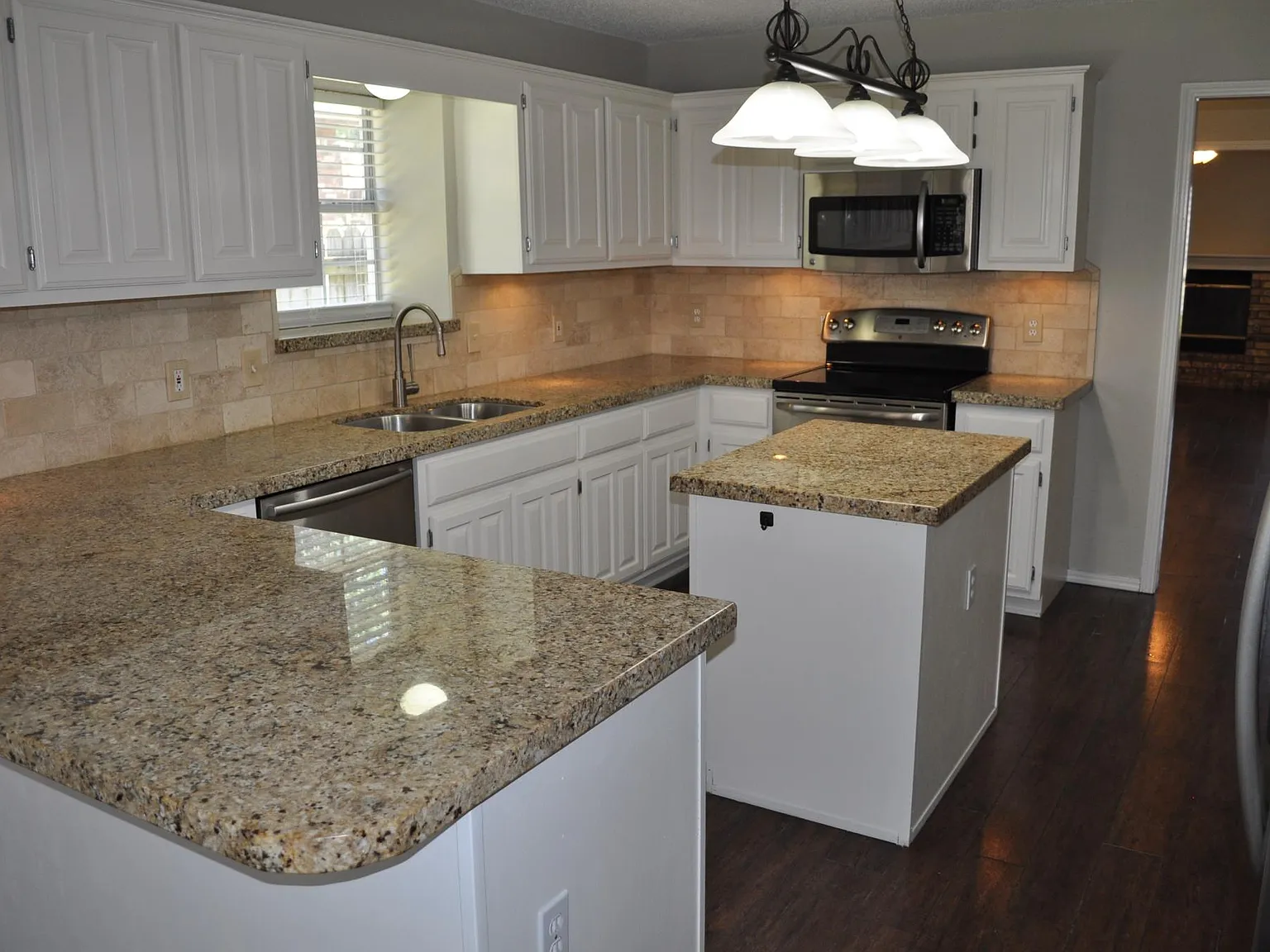3 bed, 1856 sqft, $2,000 — Photo 2