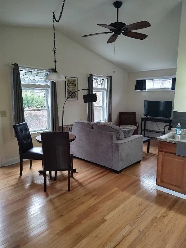 1 bed, 1.0 bath, 700 sqft, $1,550 — Photo 4