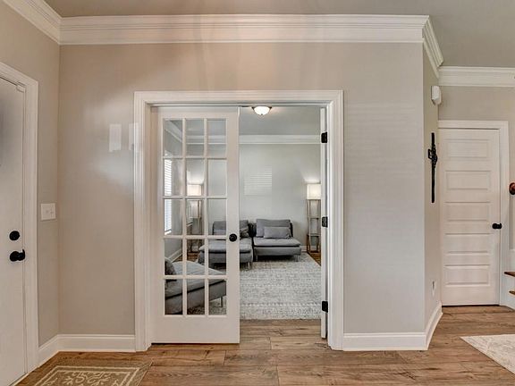 5th image of 903 Calgary Ct