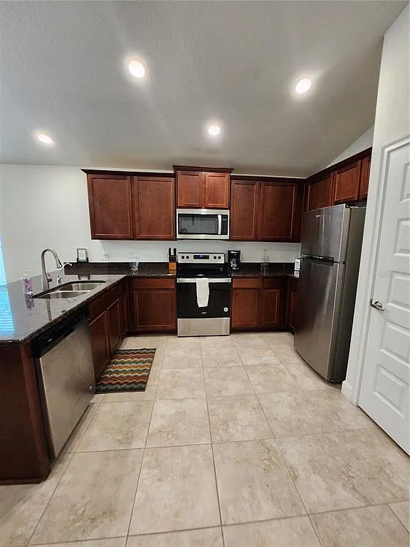 3 bed, 2.0 bath, 1368 sqft, $3,600 — Photo 3