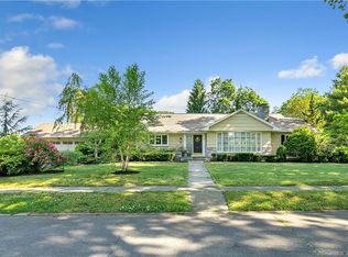 90 Bittersweet Ln, Stratford, CT 06614