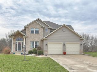 7 Long Grove Dr, Monticello, IL 61856
