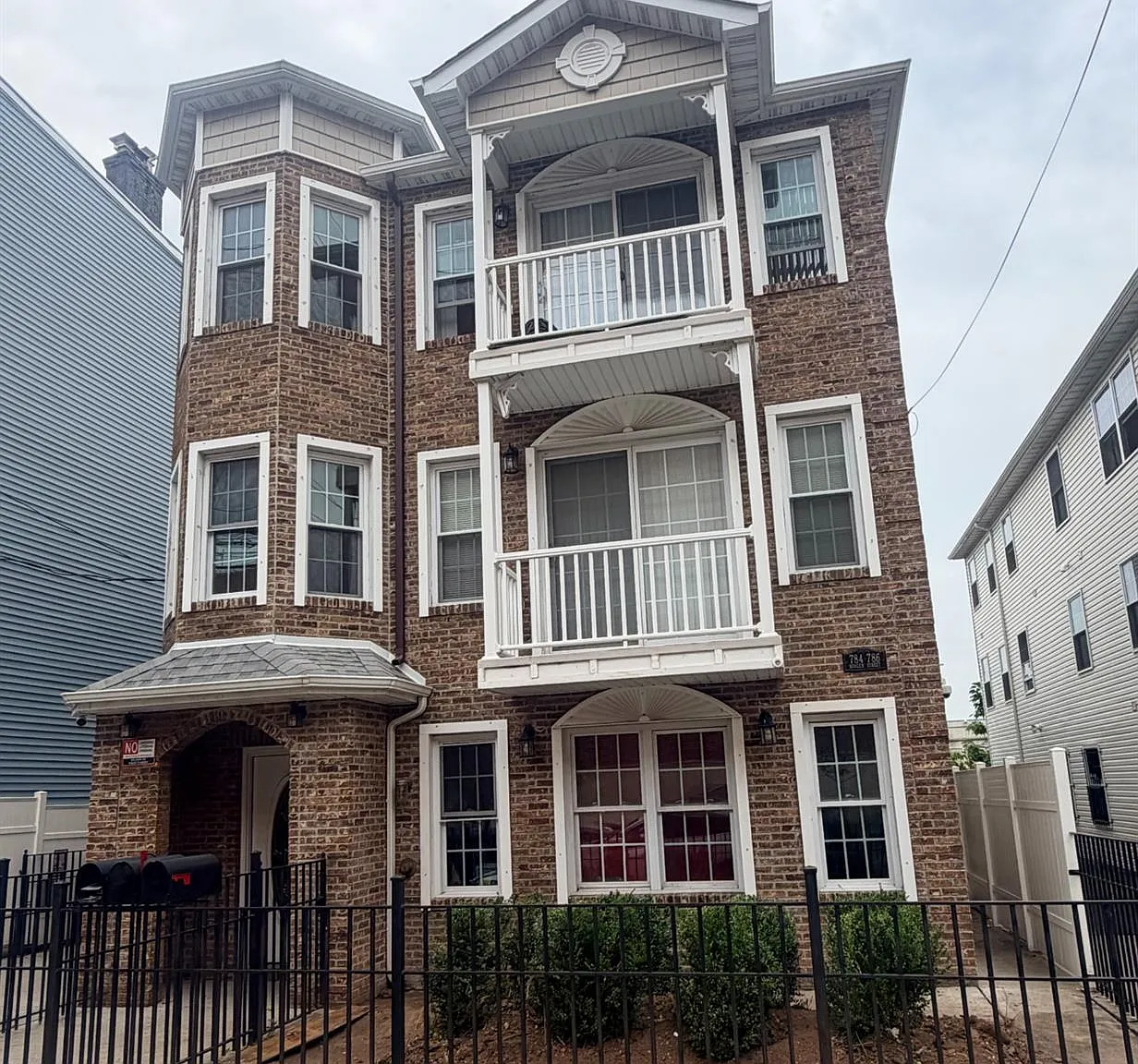 3 bed, 2.0 bath, 4320 sqft, $2,900 — Photo 1