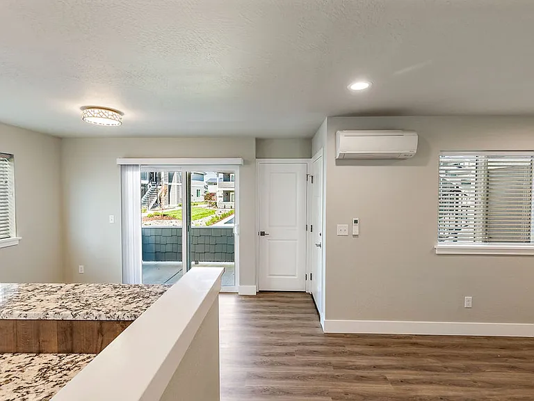 405-415 E Rapp Rd — Photo 17