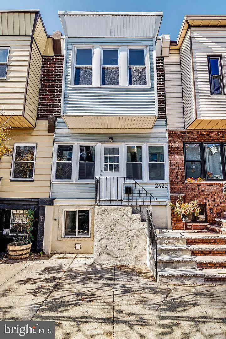 3 bed, 1.5 bath, 908 sqft, $2,200 — Photo 2