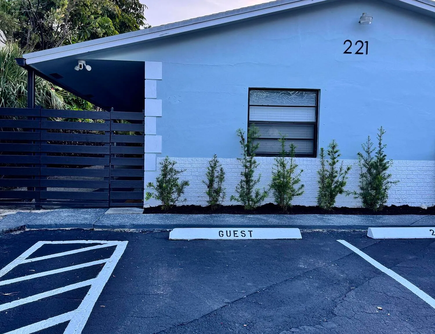 2 bed, 1.0 bath, 2327 sqft, $2,600 — Photo 2