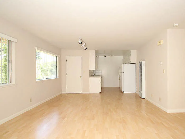 562 Kendall Avenue — Photo 15