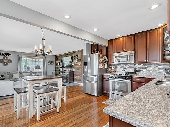 3rd image of 16821 Robinhood Dr