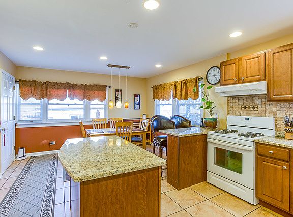 4th image of 6338 W Newport Ave