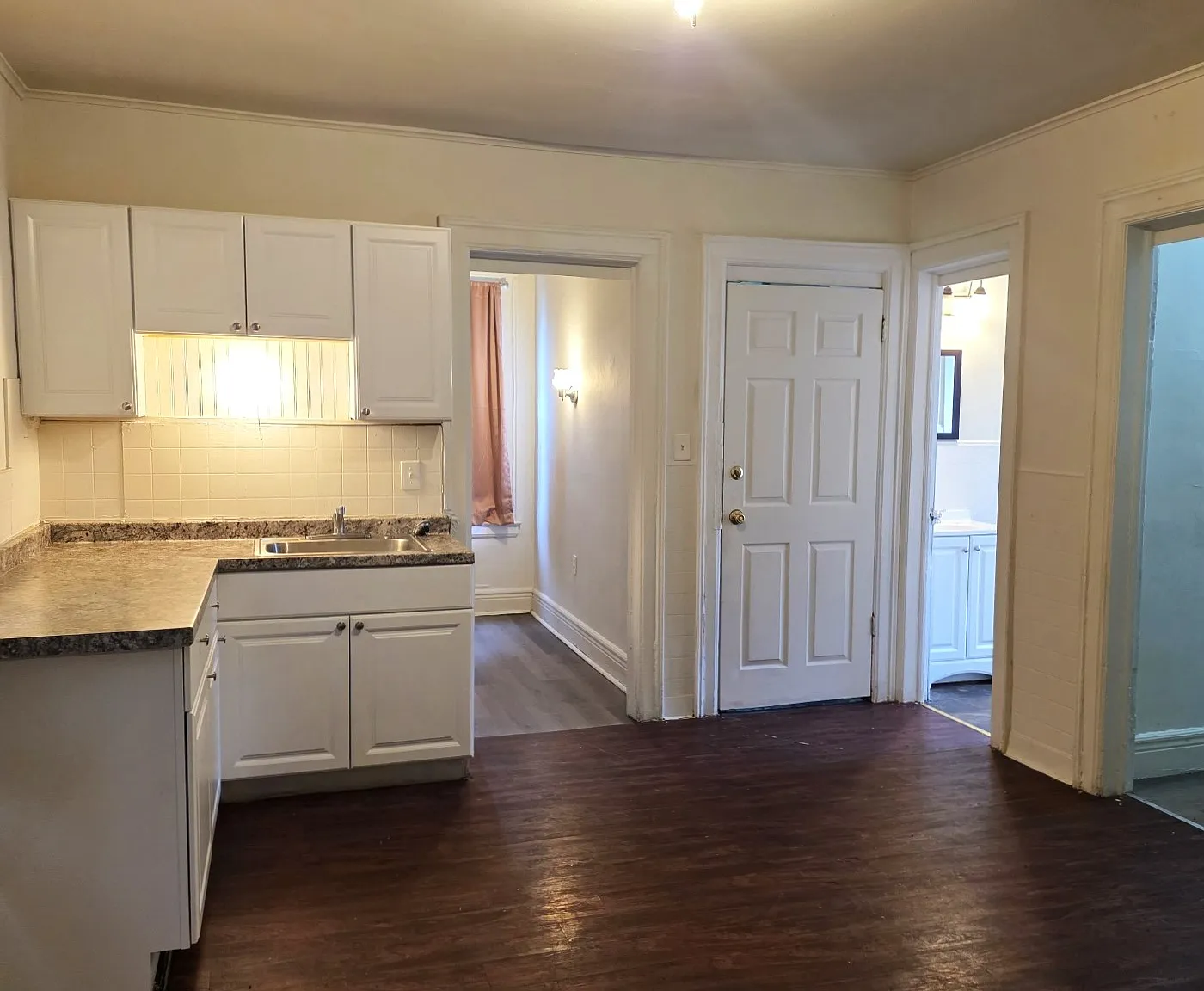 3 bed, 1000 sqft, $1,100 — Photo 2