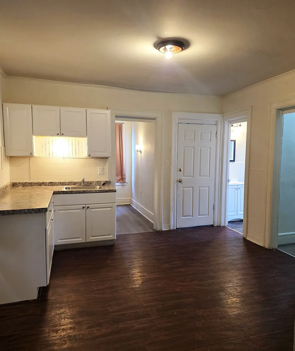 Building Photo - 135 Gold St #1