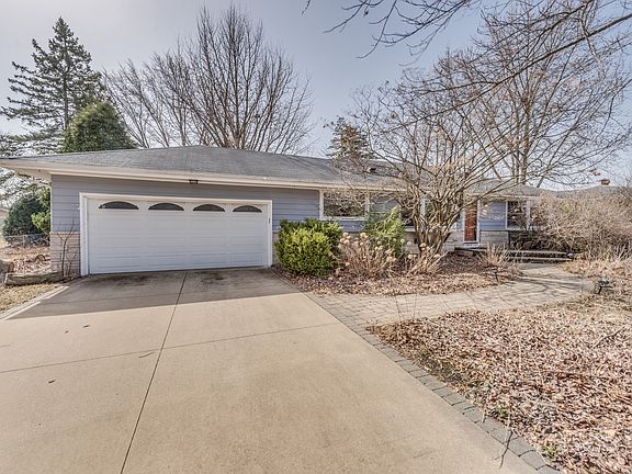 2nd image of 975 Oakdale Dr