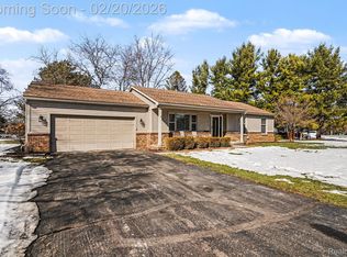 9566 Daleview Dr, South Lyon, MI 48178