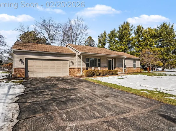 9566 Daleview Dr, South Lyon, MI 48178