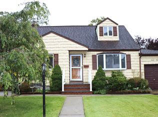 706 Densfield Rd, West Babylon, NY 11704