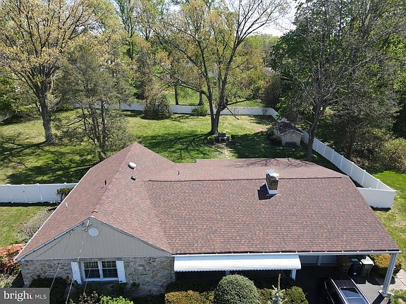 2nd image of 810 N Limekiln Pike