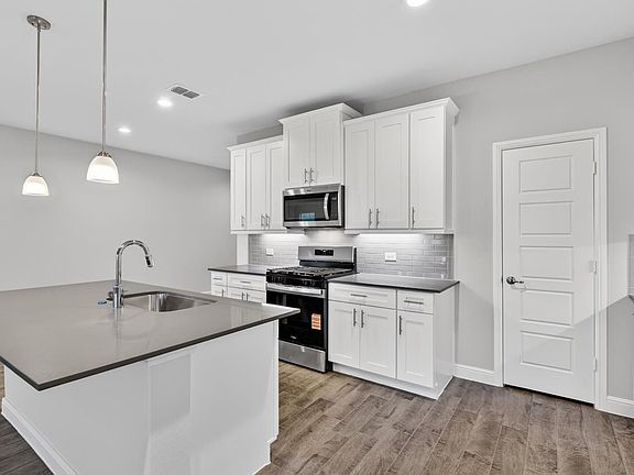 5th image of 213 Sandstone Cir