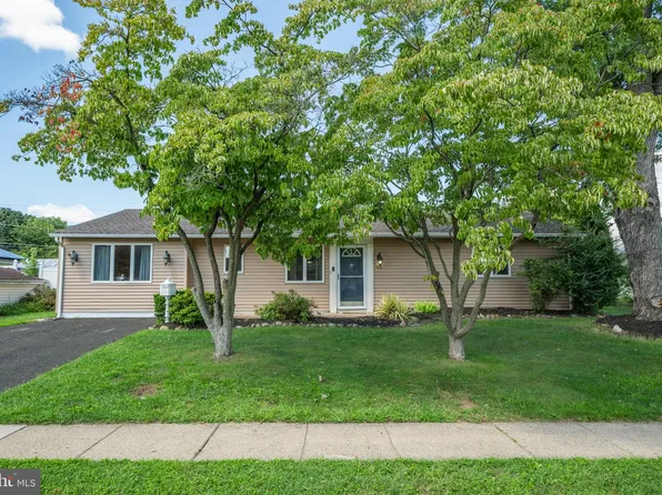 45 Schoolhouse Ln, Levittown, PA 19055