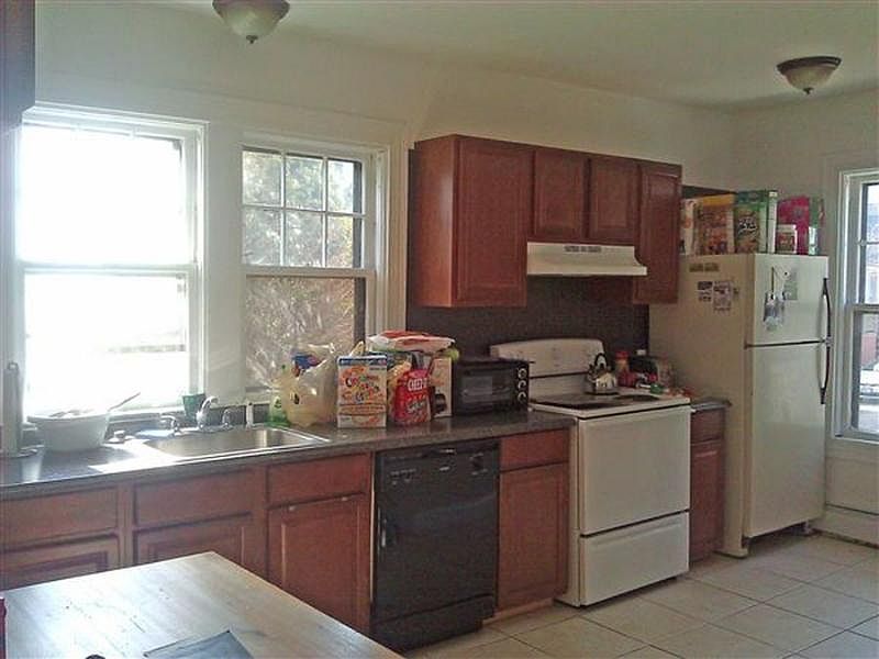 2nd image of 300 Hope St
