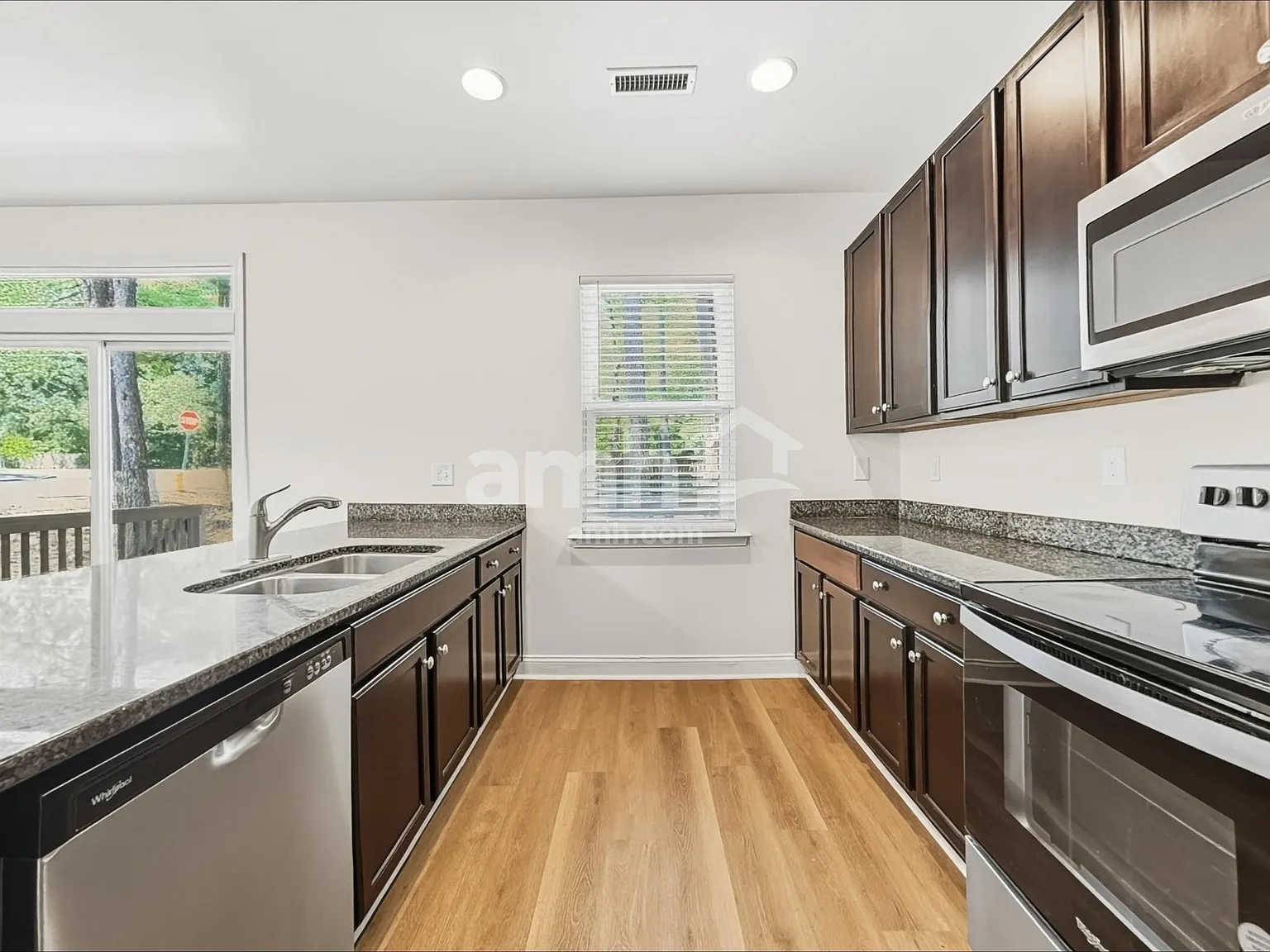 4 bed, 2.5 bath, 2242 sqft, $2,370 — Photo 4